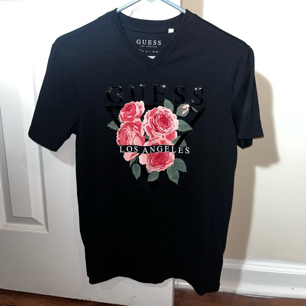 Mens Guess black graphic tee!